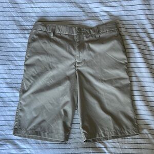 Under Armour Youth Boys’ Size 16 Loose-Fit Shorts in classic khaki!